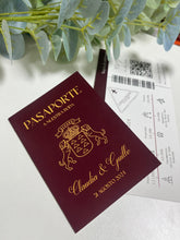 Cargar imagen en el visor de la galería, Invitación boda pasaporte