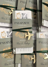 Cargar imagen en el visor de la galería, Invitación boda pasaporte