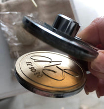 Cargar imagen en el visor de la galería, Sello en Relieve